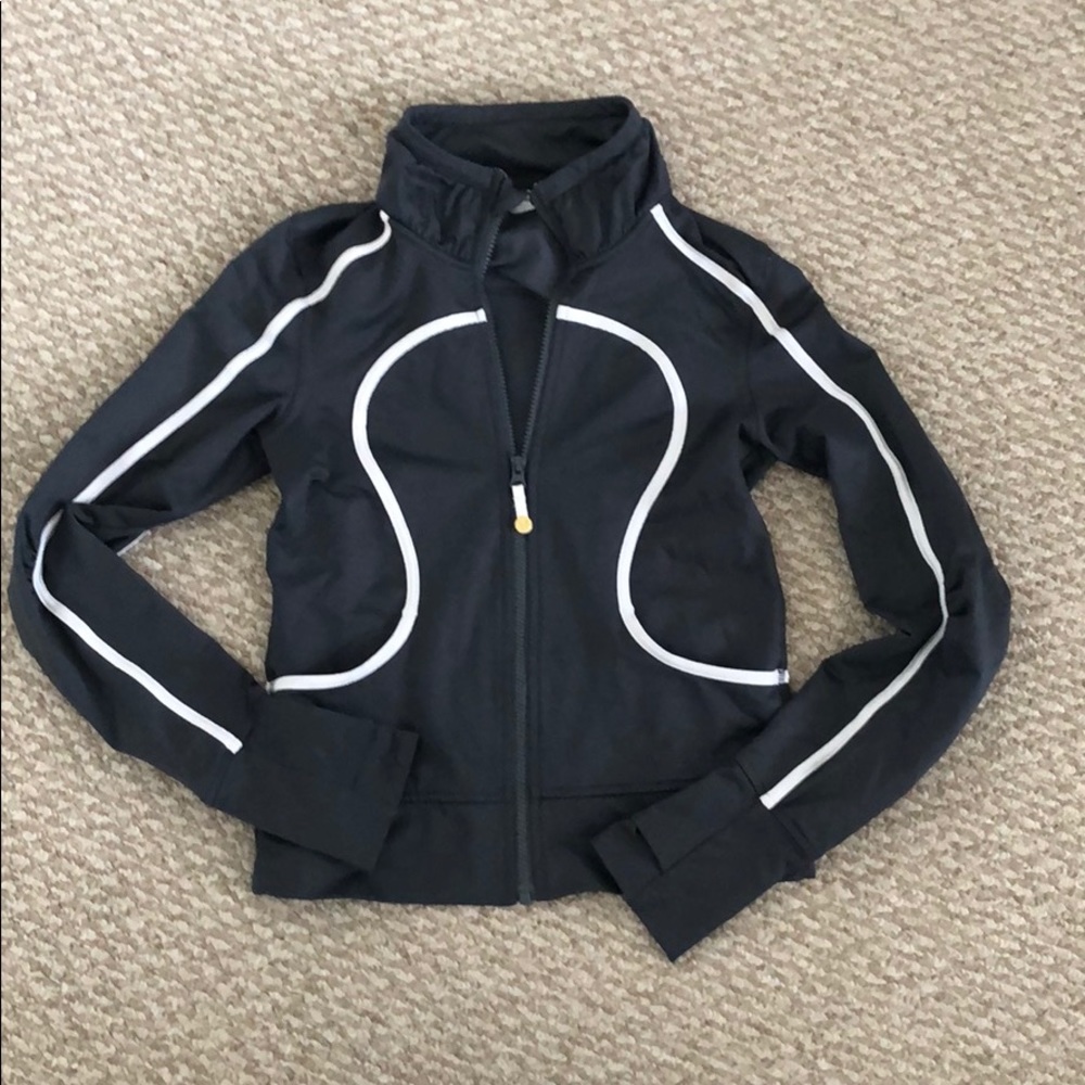 Lululemon jacket size 2 or 4